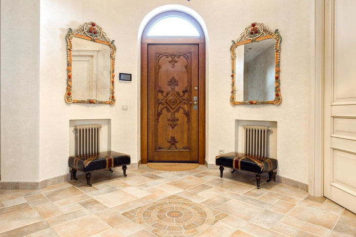 Porte d'entrée sculptée à l'intérieur