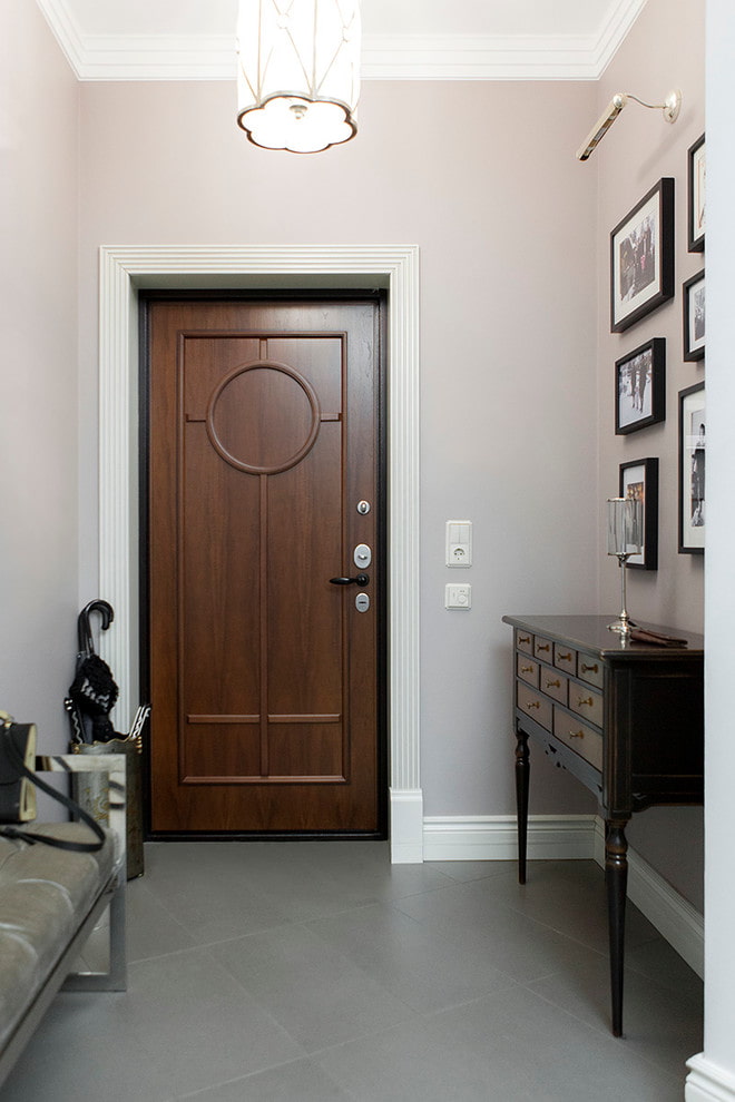 Portes d'entrée marron à l'intérieur