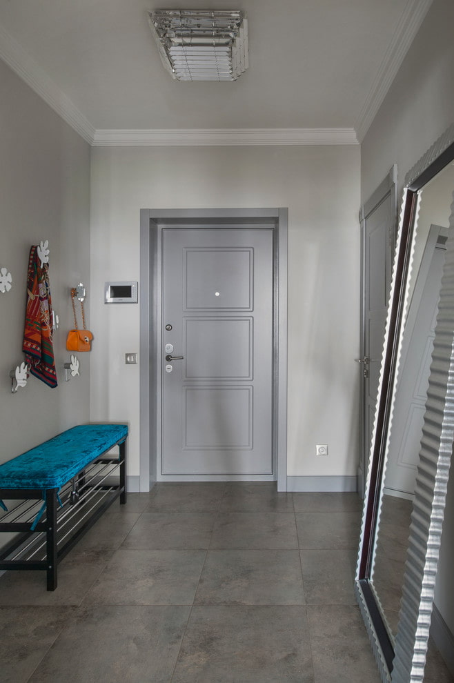 Portes d'entrée grises à l'intérieur