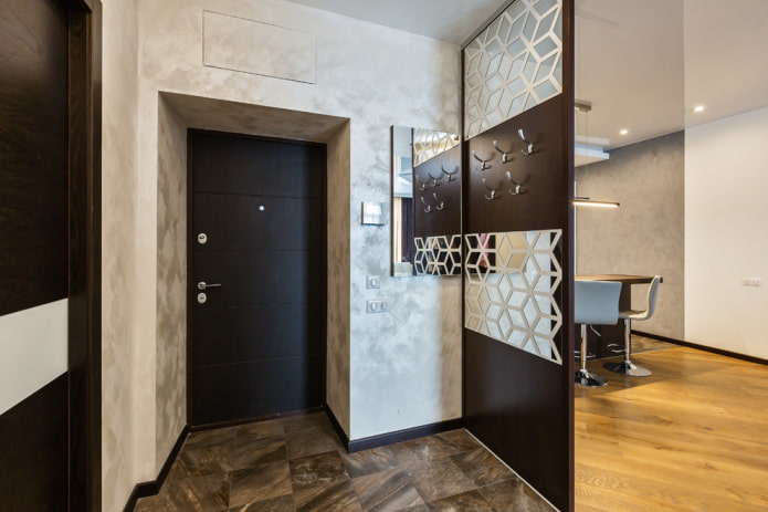 Décoration de porte avec enduit décoratif à l'intérieur