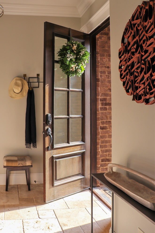 Portes d'entrée marron à l'intérieur