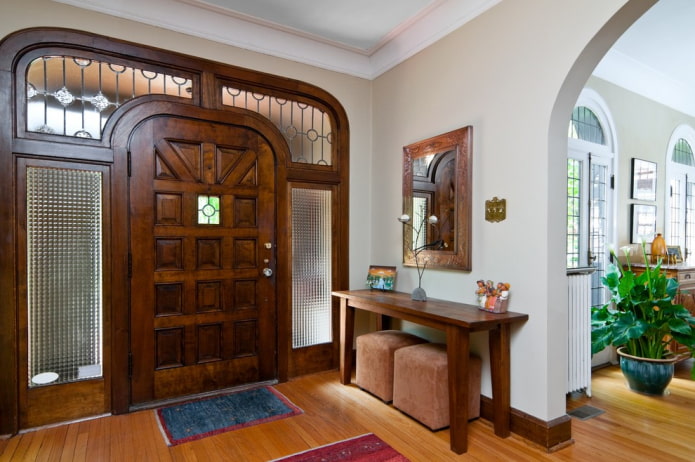 portes d'entrée avec une arche à l'intérieur