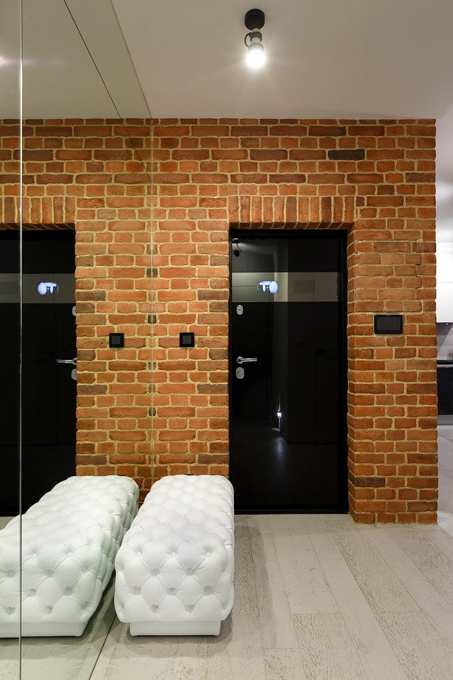 décoration de porte avec brique décorative à l'intérieur