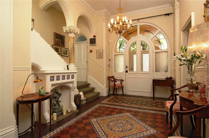 portes d'entrée avec une arche à l'intérieur