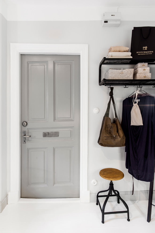 Portes d'entrée grises à l'intérieur