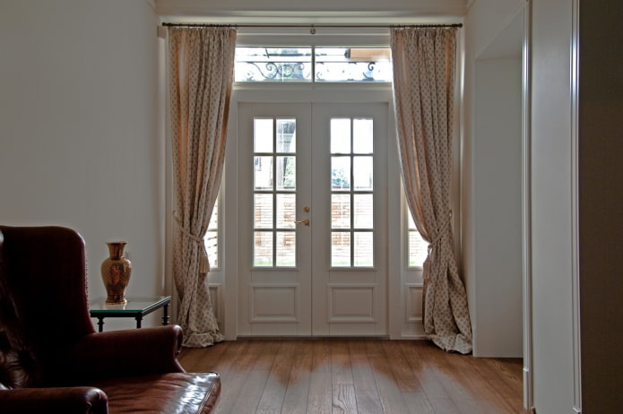 porte d'entrée avec une traverse à l'intérieur