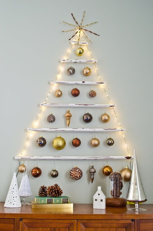 Sapin de Noël fait de bâtons, de boules et de guirlandes