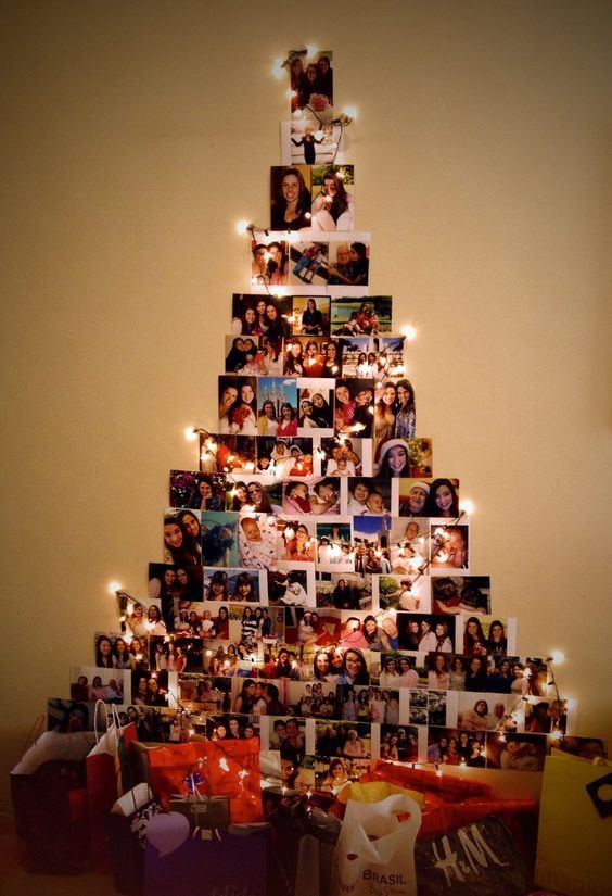 Un sapin de Noël composé de photos sur des guirlandes