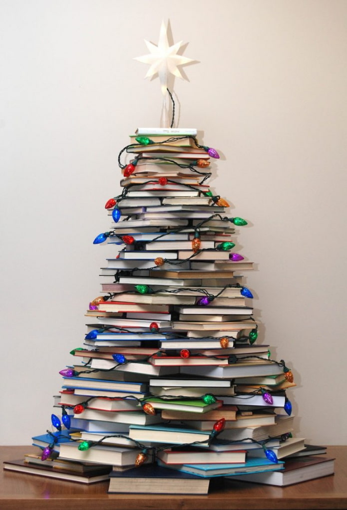 Sapin de Noël fait de livres