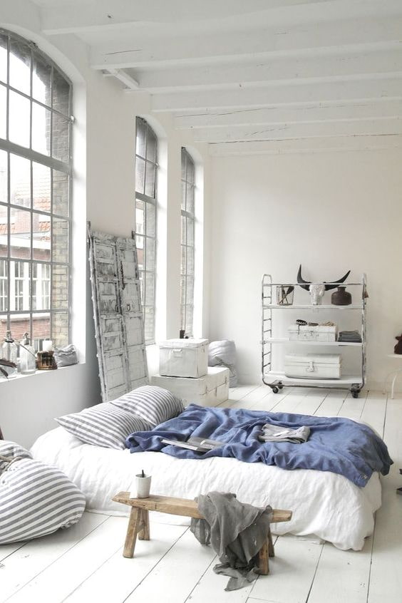 chambre avec de grandes fenêtres