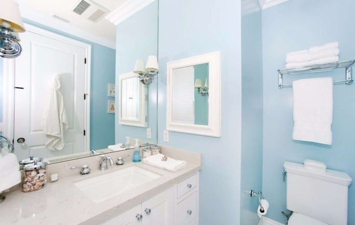 Peinture bleue dans la salle de bain