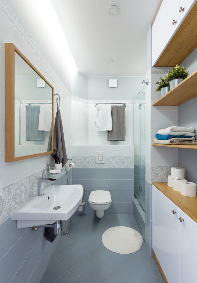 Plafond de salle de bain avec éclairage