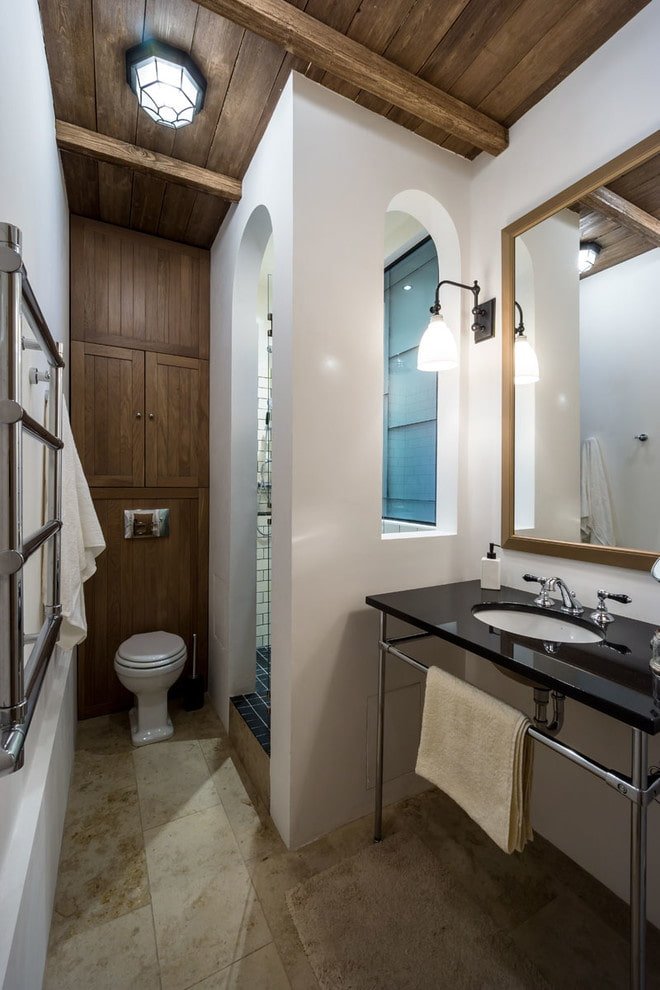 Plafond de salle de bain avec poutres