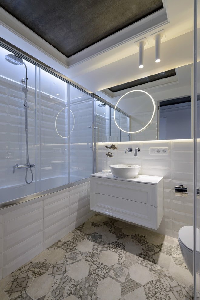 Plafond à deux niveaux dans la salle de bain