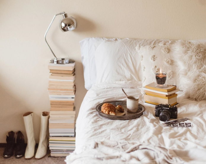 Table de chevet en livres