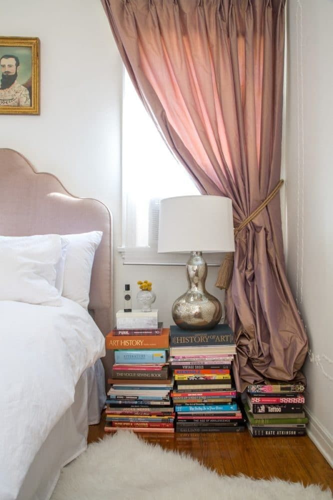 Lustre sur une pile de livres