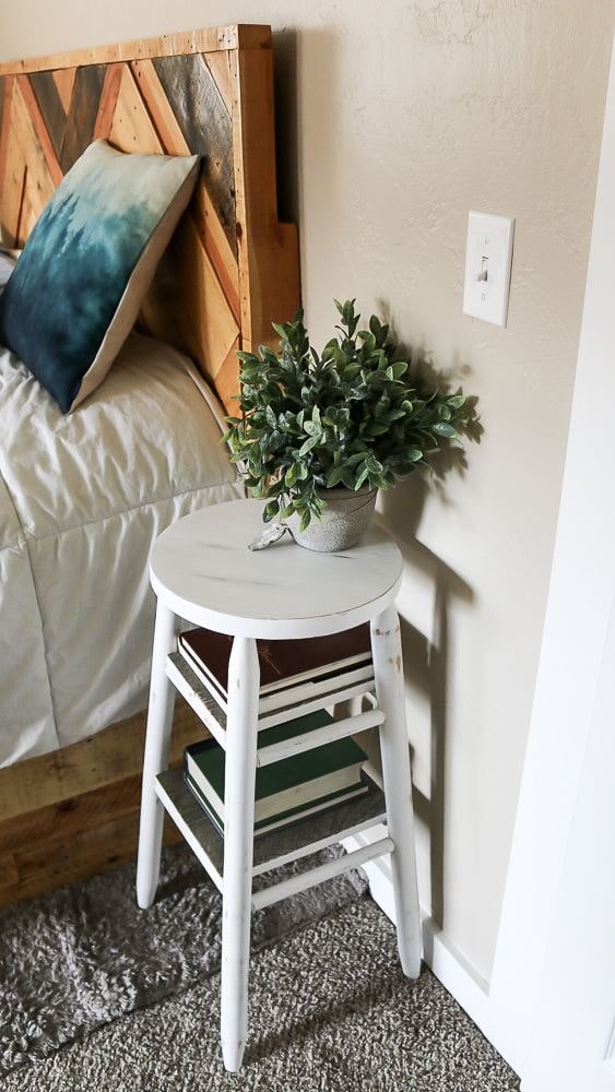 chaise en bois près du lit
