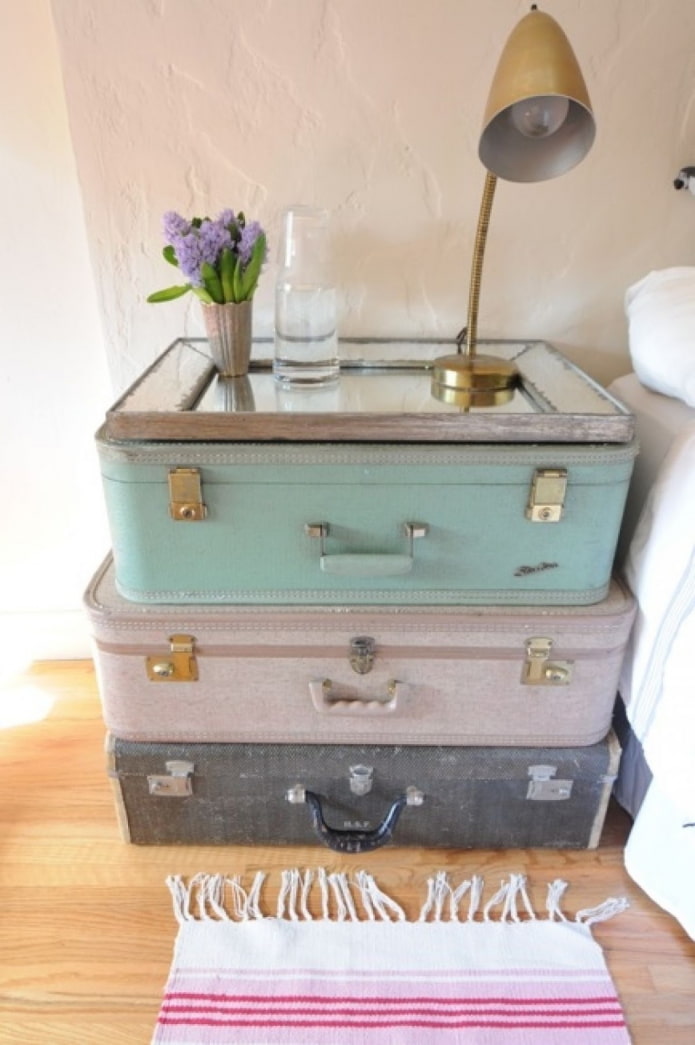 table de chevet faite de valises