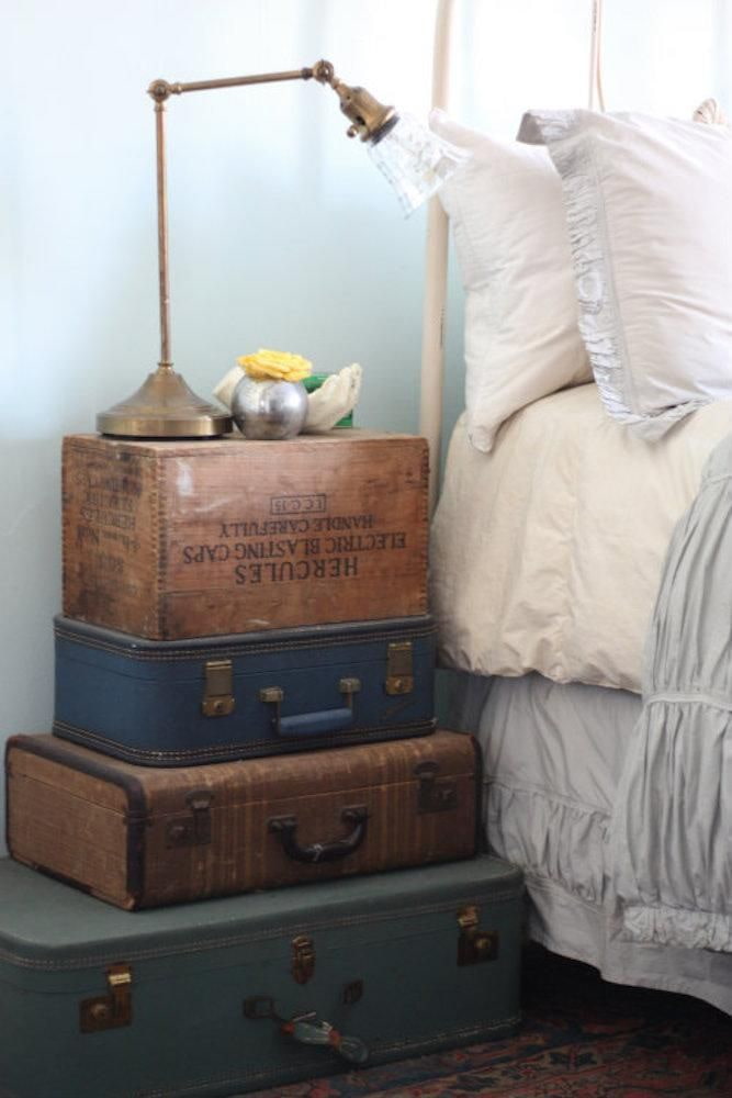 table de chevet faite de valises