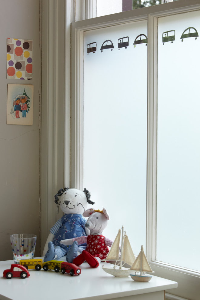 Film mat dans la chambre d'enfant