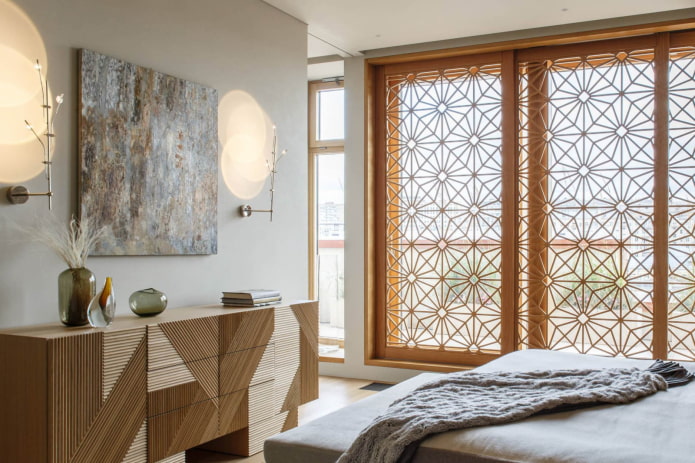 écran décoratif sur la fenêtre de la chambre