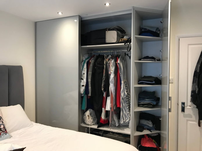 Armoire à porte battante