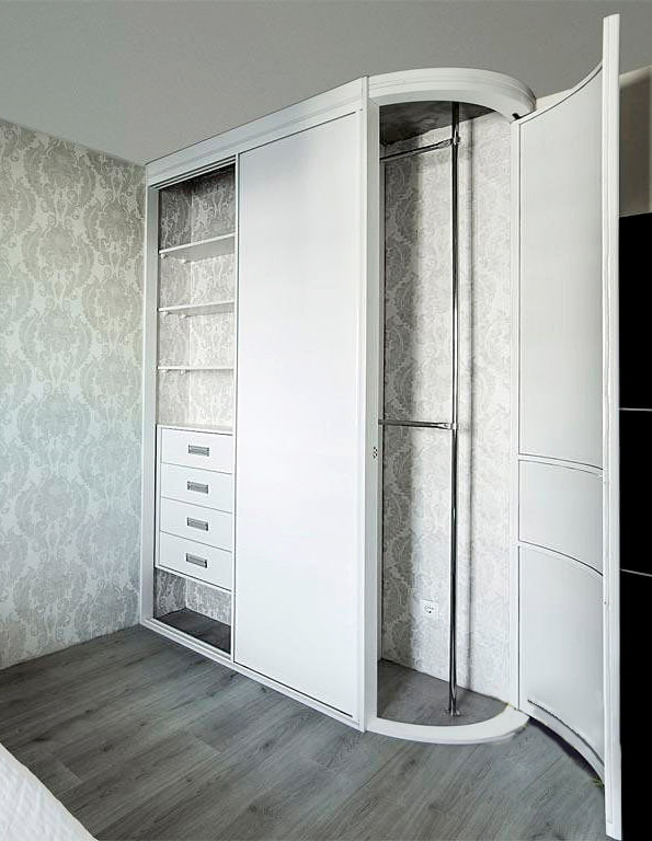 Armoire rayon avec barre verticale