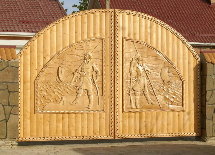 porte en bois sculpté