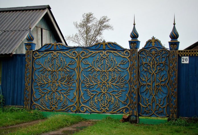 portes en bois avec éléments sculptés