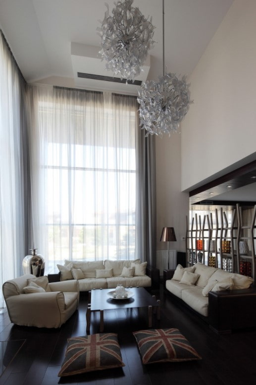 rideaux jusqu'au plafond dans la maison