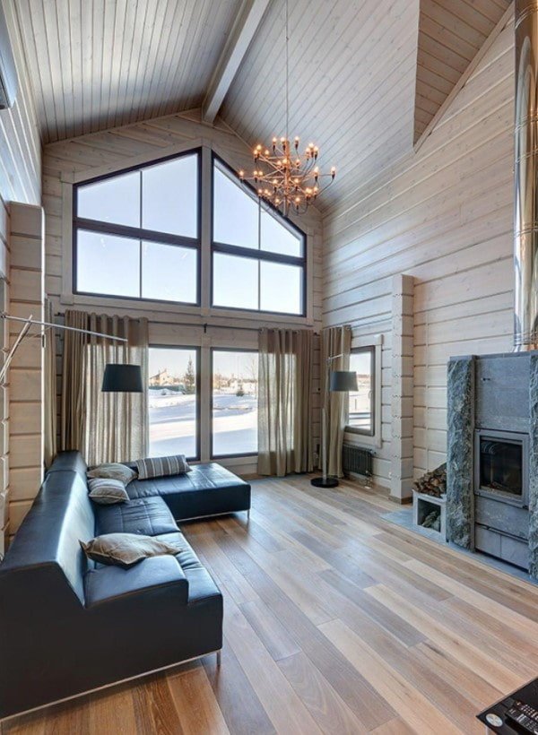 salon étroit avec un haut plafond