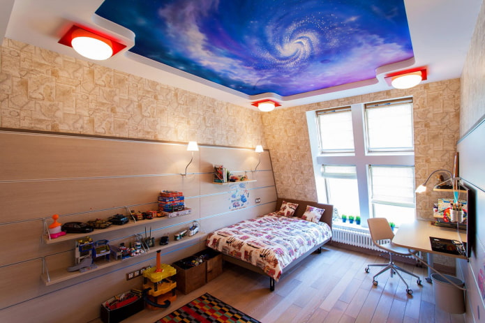 plafond bleu dans la chambre d'enfant