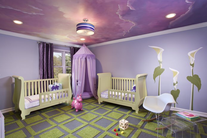 Chambre pour nouveau-nés dans les tons violets