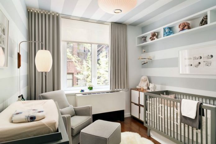 Papier peint gris et blanc dans une chambre d'enfant