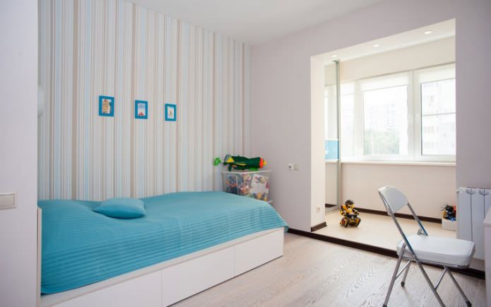 Papier peint à rayures dans une chambre d'enfant