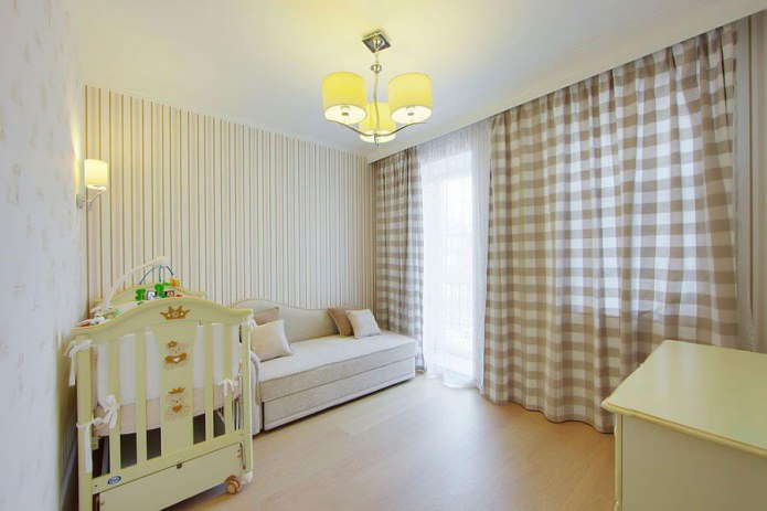 papier peint à rayures dans la chambre de bébé dans des couleurs claires