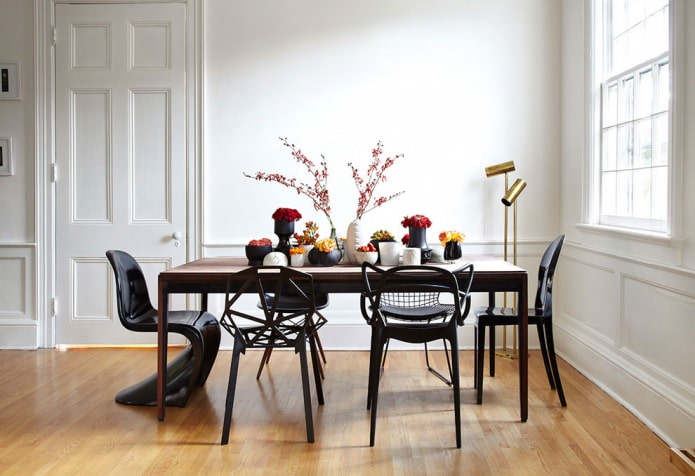 Différentes chaises à l'intérieur