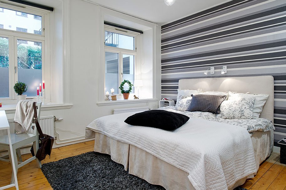 décoration de chambre avec papier peint à rayures grises