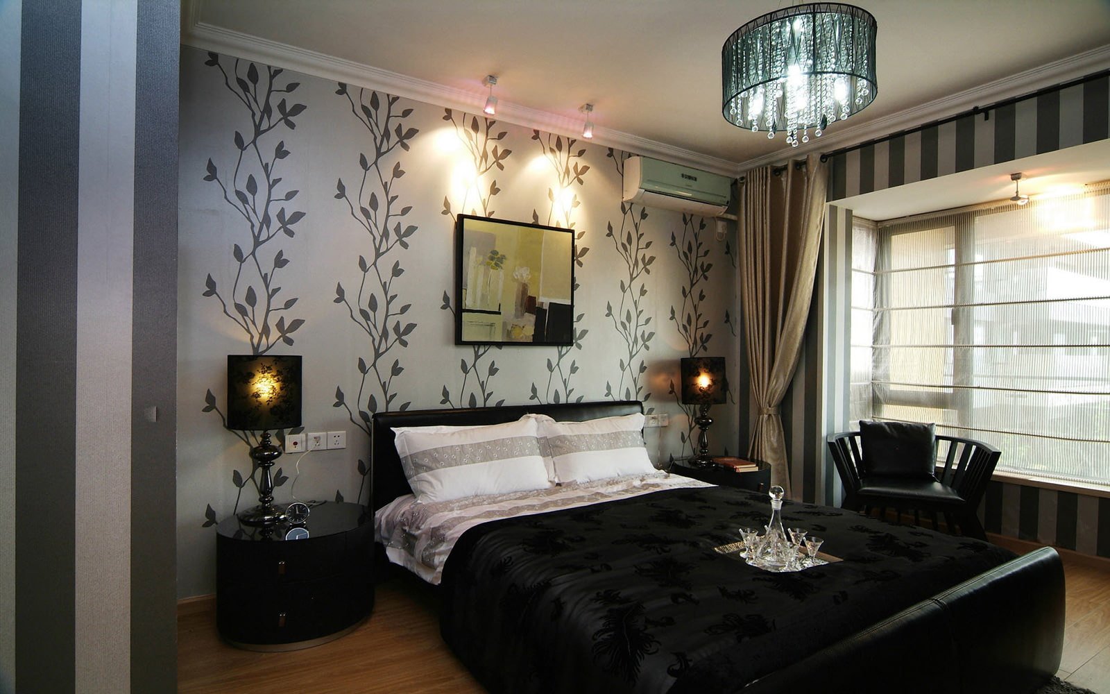 Décoration de chambre avec papier peint gris