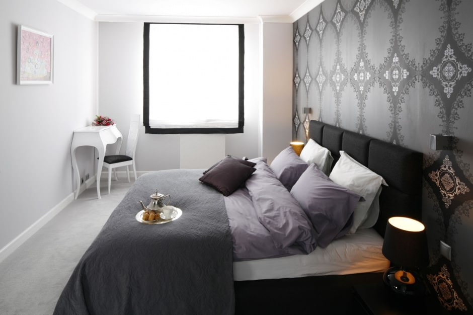 Décoration de chambre avec papier peint gris