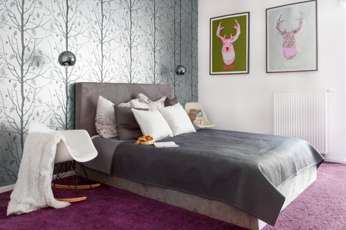 Papier peint gris à motifs d'arbres dans la chambre
