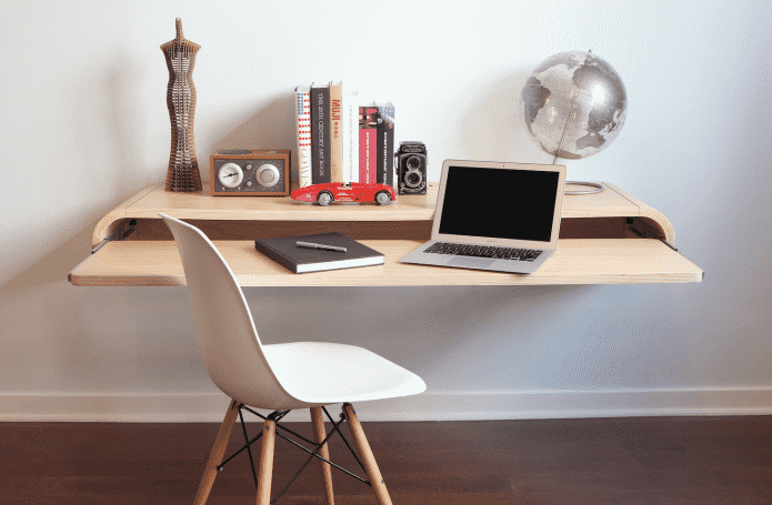 Bureau d'ordinateur coulissant à l'intérieur