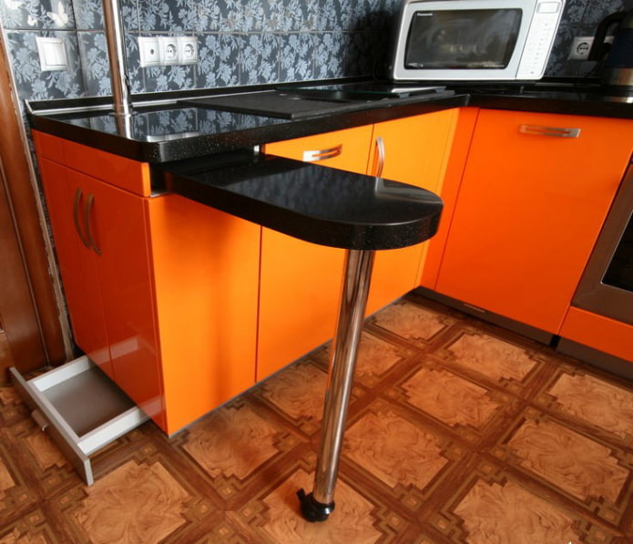 Plan de table coulissant intégré au comptoir de bar