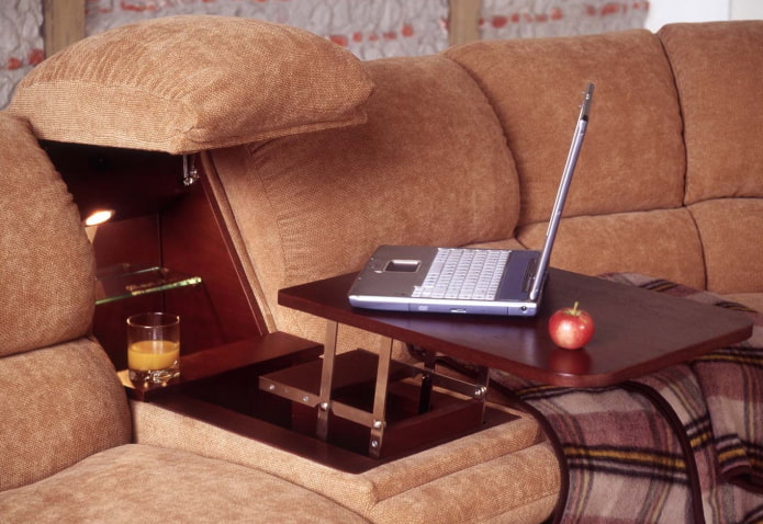 table coulissante intégrée à une chaise