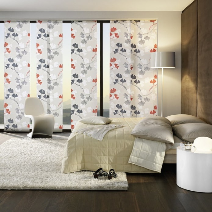 Panneaux japonais dans une chambre