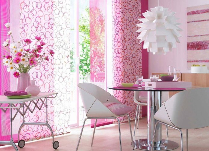 Panneaux japonais roses à l'intérieur