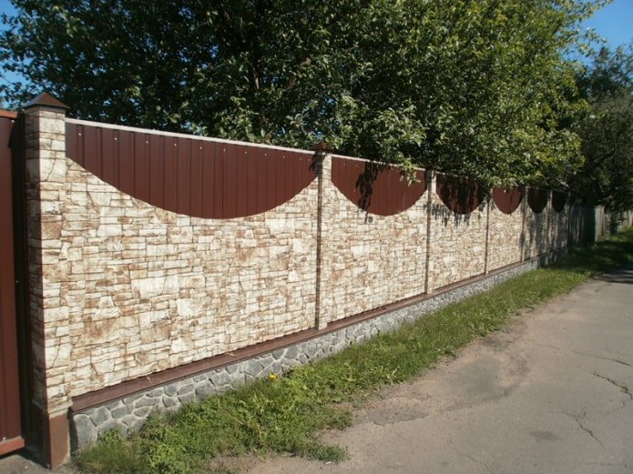Clôture composée de deux types de tôles ondulées