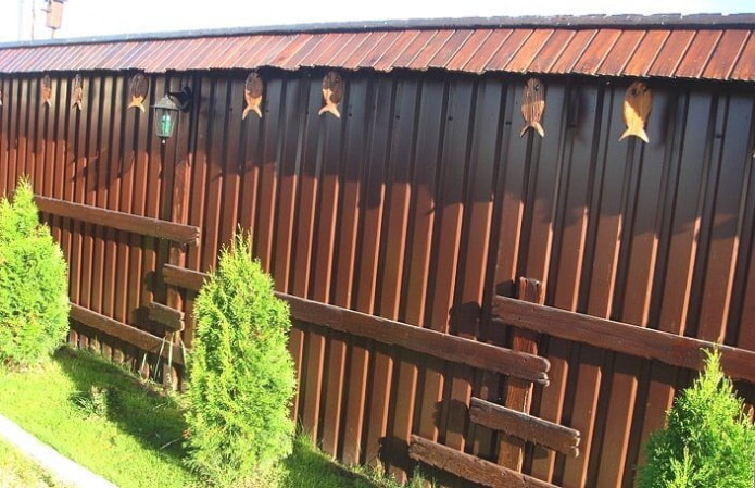Clôture originale en tôle ondulée avec bois