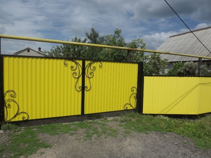 Clôture jaune en tôle ondulée