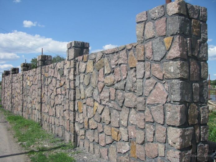 une clôture en pierre et béton
